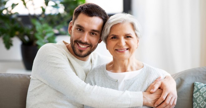 Les couples où la femme est beaucoup plus vieille que l'homme sont-ils bien vus dans notre société ?